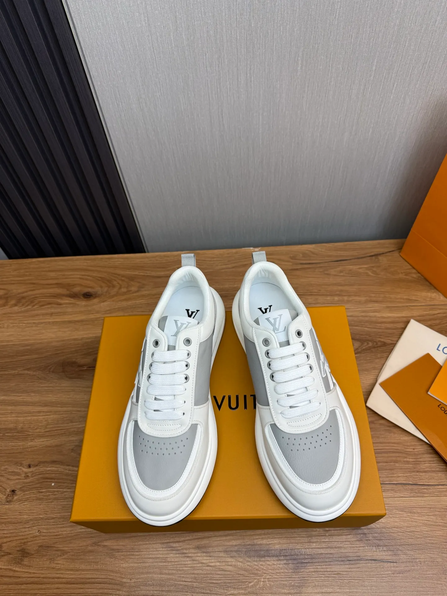 Men's shoes 💰820💰 Lv. Top purchasing agent 🇮🇹 Louis Vuitton, sports shoes counter synchronization, uppers imported from Italy, high-quality splicing and complex handicrafts, imported mesh pads are soft and comfortable, soles: original factory special soles, TPU exclusive movable molded soles super comfortable, original factory single goods, 🔍🔍high quality, you can enter and exit the counter at will, welcome to compare, code number 38-44 (Customized 38.45)